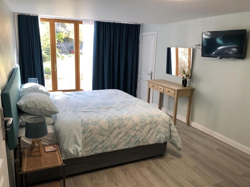 Blacksmiths Apartment In Blanzay - 1 Bed Экстерьер фото