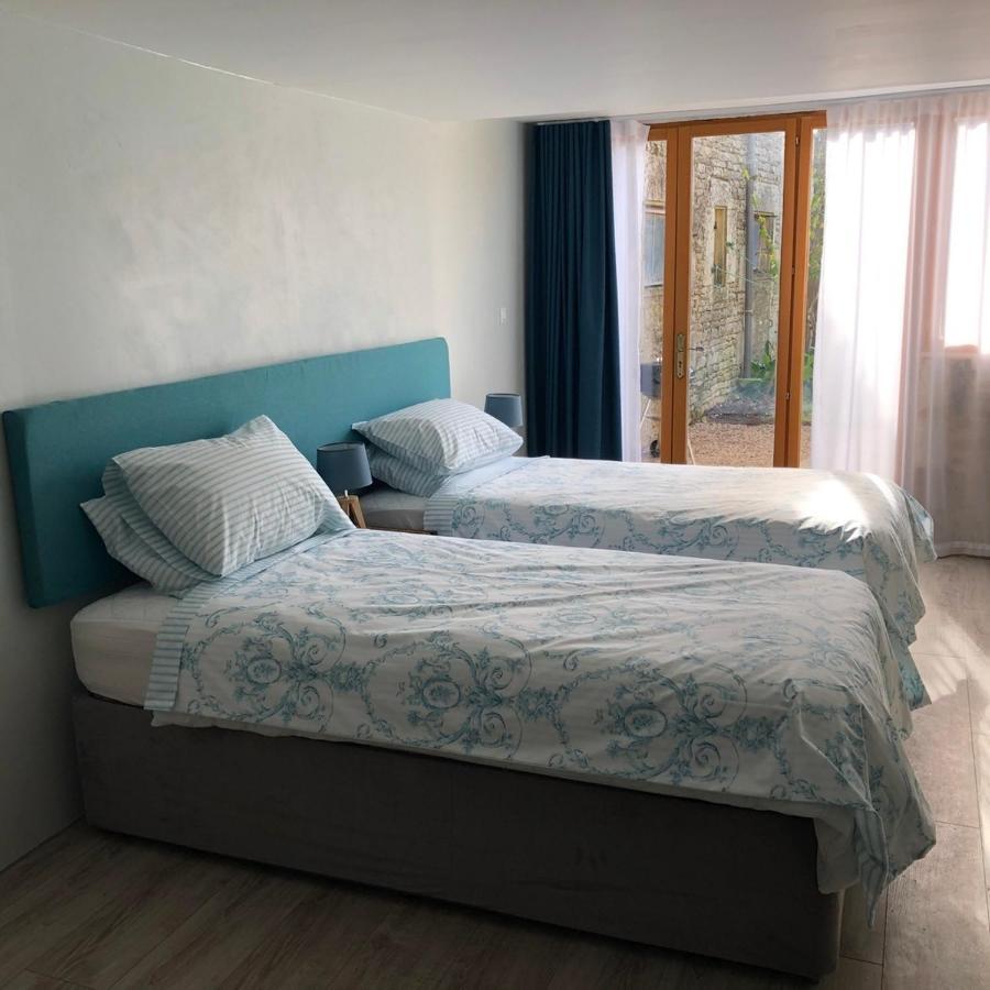 Blacksmiths Apartment In Blanzay - 1 Bed Экстерьер фото