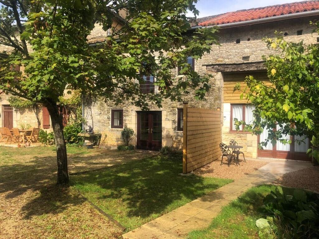 Blacksmiths Apartment In Blanzay - 1 Bed Экстерьер фото