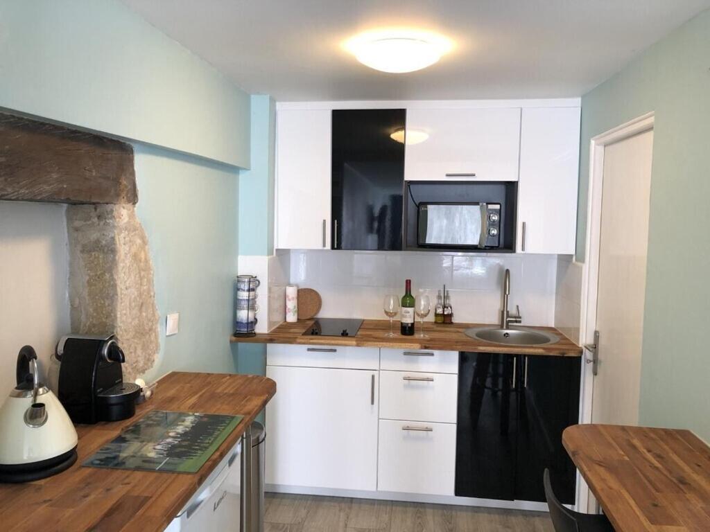 Blacksmiths Apartment In Blanzay - 1 Bed Экстерьер фото
