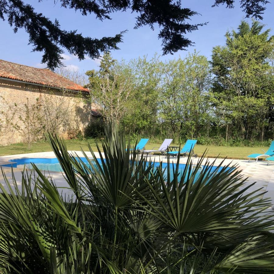 Blacksmiths Apartment In Blanzay - 1 Bed Экстерьер фото
